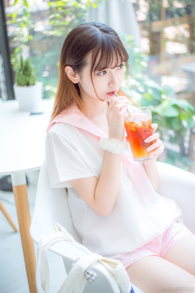 “诸位，刘璋虽然有过，但终究与诸位君臣一场，如今益州已降，我也说过，往日一切，既往不咎。”庞统沉声道。